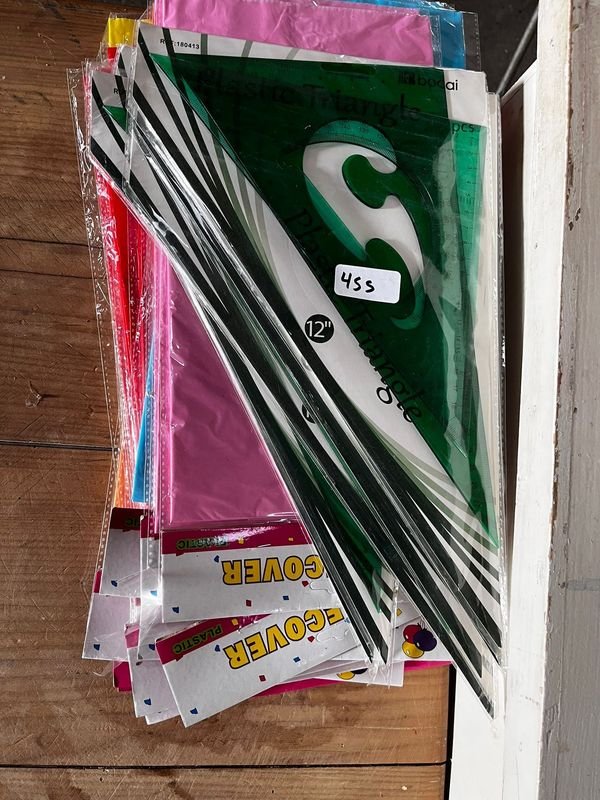 Lote de Escuadras de Dibujo y Manteles Plásticos de Colores