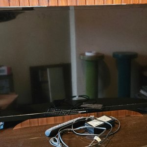Televisor Samsung LED 32" con control remoto y cargador - imagen 3