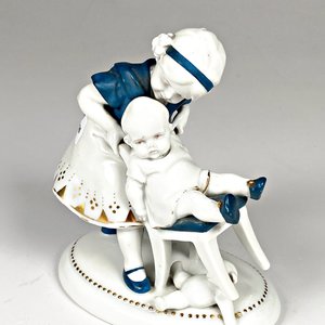 Lote siguiente: Figura de Porcelana Alemana: Dama con Niño y Perro