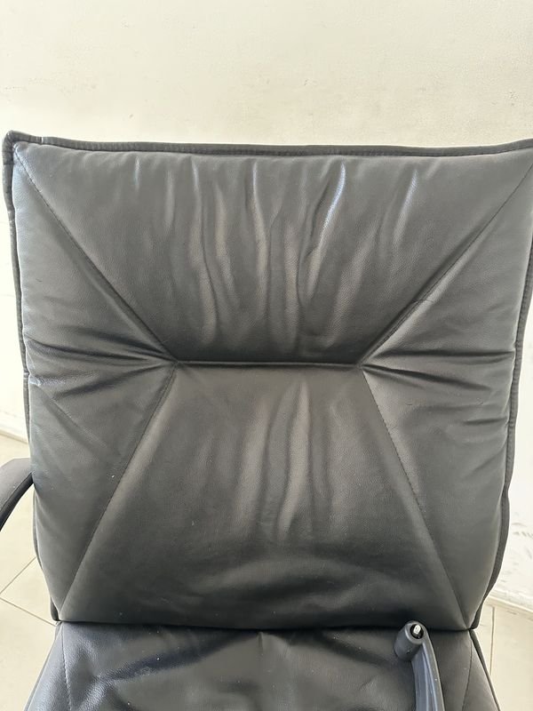 Silla de Oficina Usada con Cuero Negro y Ruedas - imagen 5