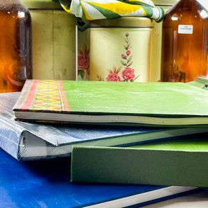 Lote de Latas Decorativas, Botellas Ámbar, Álbumes y Servilletas - imagen 3