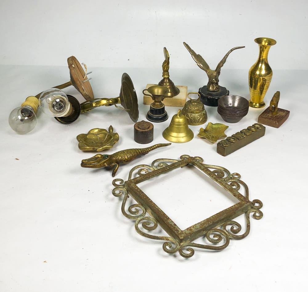 Lote de Objetos de Bronce: Floreros, Figuras, Apliques y Campanitas
