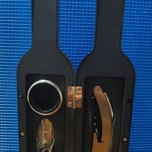 Set de Accesorios para Vino en Estuche de Botella - imagen 1