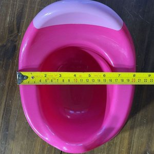 Set de Baño Infantil: Tina Rosada, Soporte Antideslizante y Reductor Fucsia - imagen 10