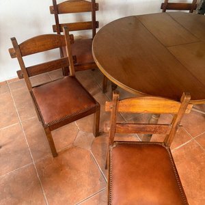 Mesa Rústica de Madera con 5 Sillas de Cuero - imagen 7