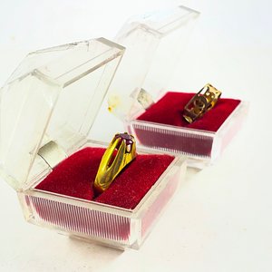 Dos Anillos Dorados Calados con Piedra Roja - imagen 3