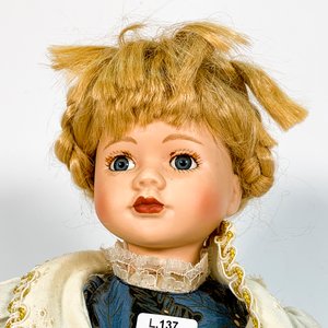Muñeca Rubia de Porcelana con Vestido Blanco y Azul - 40 cm - imagen 3