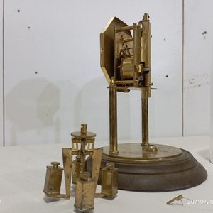 Dos Relojes Antiguos de Mesa: Madera y Cúpula de Vidrio - imagen 9