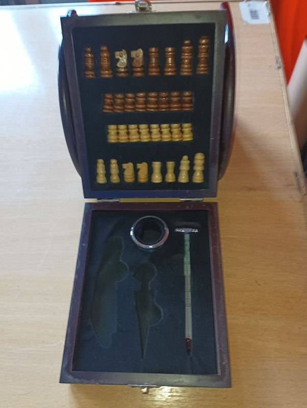Lote siguiente: Juego de ajedrez de mesa en excelente condición