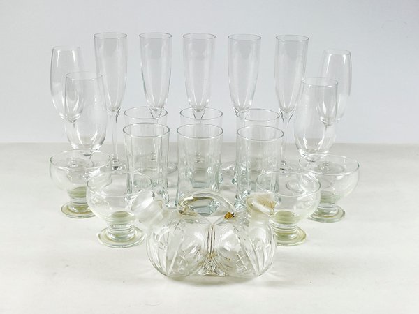 Lote siguiente: Lote de copas de cristal para postre, champagne y vino