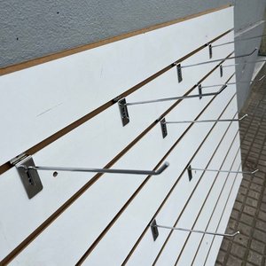 Panel Ranurado Blanco para Exhibición con Ganchos - imagen 4