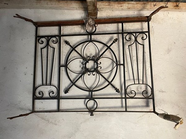 Reja de Balcón Antigua de Hierro Forjado con Diseño Ornamental - imagen 1