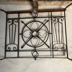 Reja de Balcón Antigua de Hierro Forjado con Diseño Ornamental - imagen 1