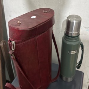 Lote siguiente: Termo Stanley Verde y Estuche Rojo