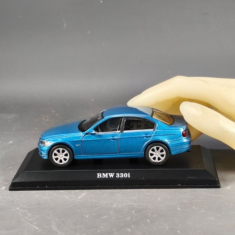 Modelo en escala 1/43 de BMW 330i, edición especial - imagen 4