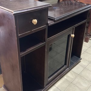 Lote anterior: Rack de TV de madera oscuro con cajón y puerta de vidrio