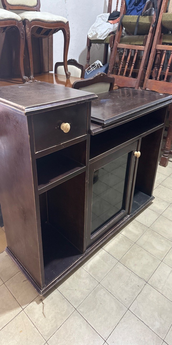 Rack de TV de madera oscuro con cajón y puerta de vidrio