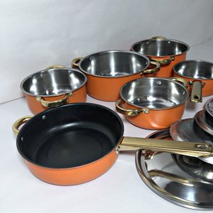 Juego de Batería de Cocina Esmaltada Naranja con Interior Antiadherente y Asas Doradas - imagen 2