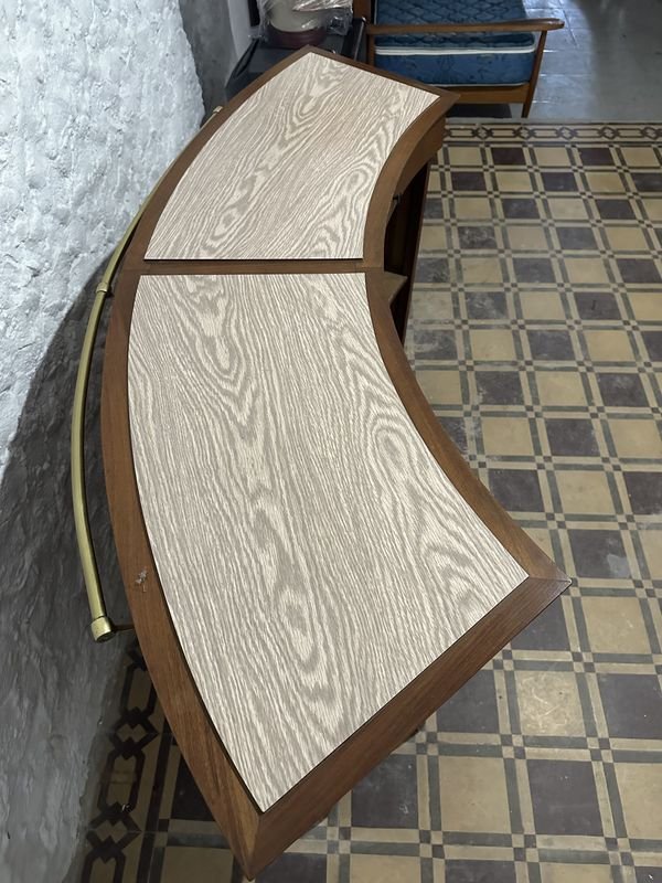 Barra de madera con butacas y estanterías - imagen 9