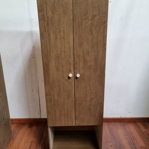 Lote siguiente: Placard de Dos Puertas con Estantes y Espacio Abierto Inferior