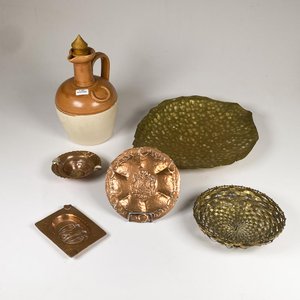 Lote siguiente: Lote de 6 piezas: Porrón de cerámica, despojador y ceniceros de cobre, y plato decorativo