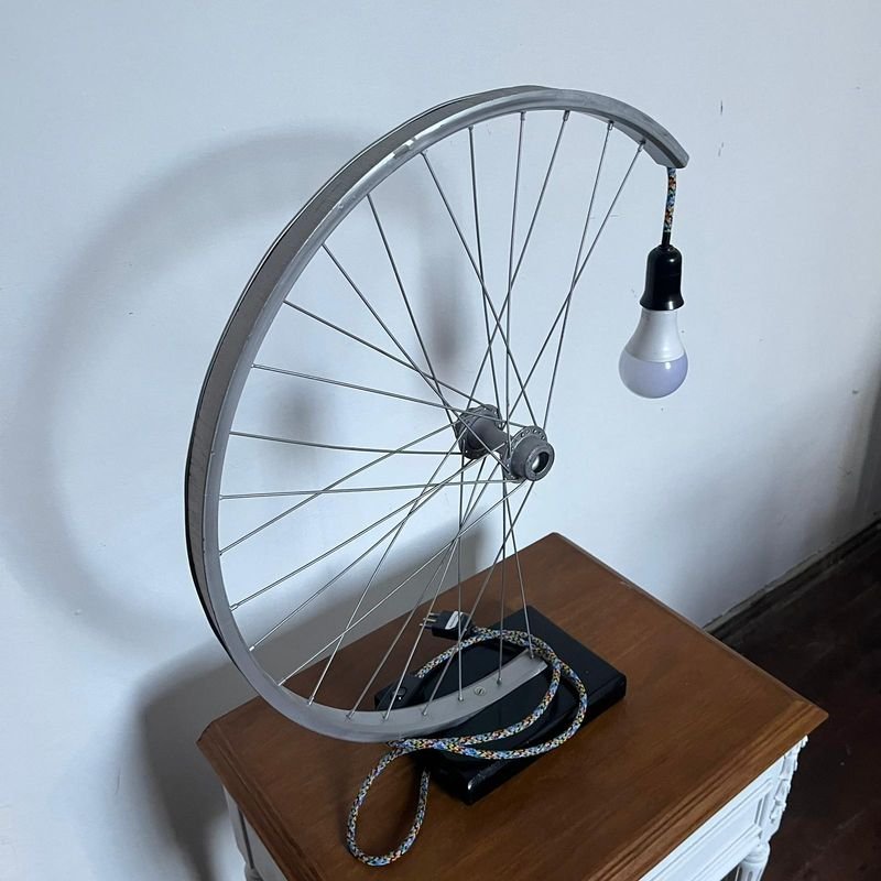 Lámpara rústica artesanal hecha con rueda de bicicleta - imagen 5