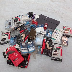Lote de protectores para celular y funda para tablet. - imagen 3