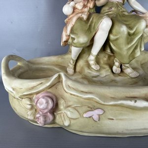 Jardinera Decorativa Royal Dux Bohemia Art Nouveau Pareja Figuras Bizcocho Pintado - imagen 4