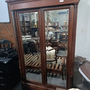 Lote siguiente: Ropero Antiguo de Madera con Dos Puertas de Espejo