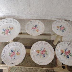 Seis Platos Decorados con Flores y Bordes Dorados - imagen 1