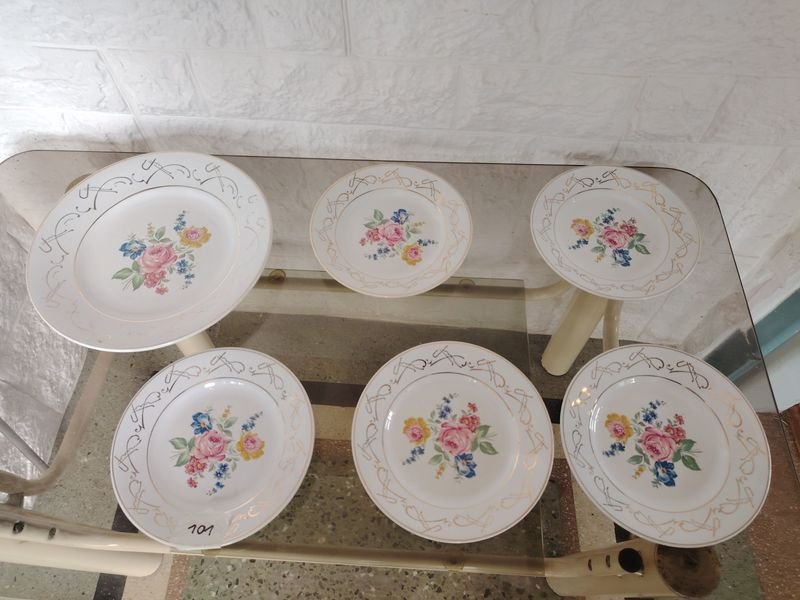 Seis Platos Decorados con Flores y Bordes Dorados