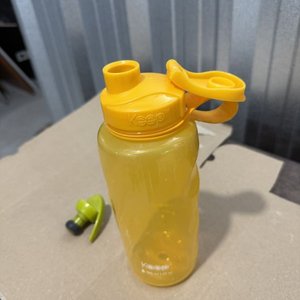 Botella Deportiva Keep Amarilla 800 ml con Tapa a Presión - imagen 4