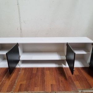 Mueble Aéreo Moderno Blanco con Puertas Oscuras y Estante Central - imagen 2