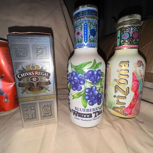Lote de Latas y Botellas de Bebidas Varias: Kaiserdom, Estrella, Chivas Regal, Arizona Tea - imagen 2