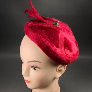 Boina Vintage "Liliana" Roja de Tela Afelpada con Aplique Metálico - imagen 2