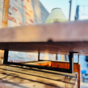 Lote de Muebles: Escritorio, Silla, Lámpara de Pie y Rack Rodante - imagen 3