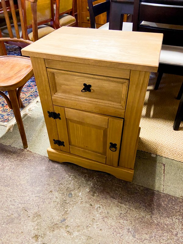 Mesa de Luz Rústica de Madera y Silla Estilo Thonet - imagen 1