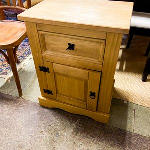 Mesa de Luz Rústica de Madera y Silla Estilo Thonet - imagen 1