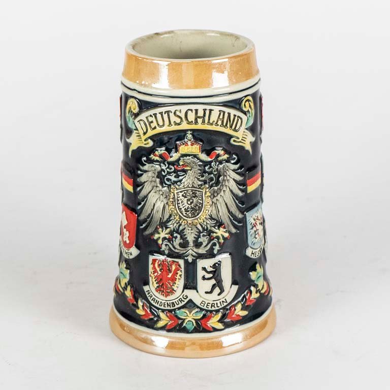 Lote siguiente: Jarra de cerveza alemana de cerámica con escudos en relieve de ciudades de Alemania