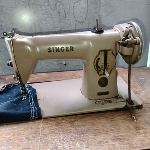 Lote siguiente: Máquina de Coser Singer Antigua con Pie Toyota Metálico