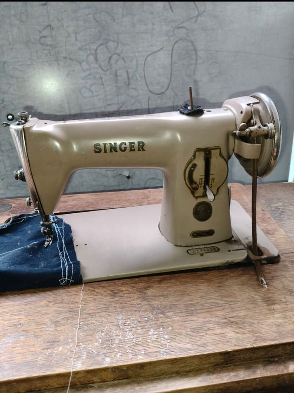 Máquina de Coser Singer Antigua con Pie Toyota Metálico
