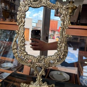 Espejo de Tocador de Bronce con Marco Ornamentado - imagen 4