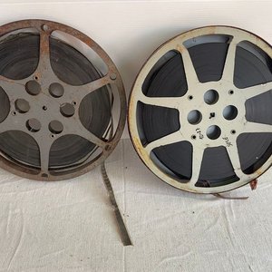 Lote anterior: Dos Carreteles de Película Cinematográfica con Estuche Metálico