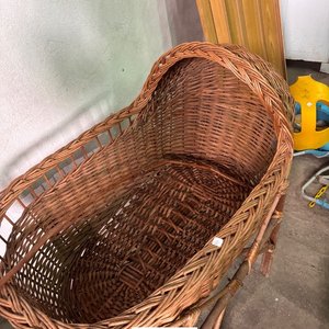 Cuna de mimbre antigua con base de madera - imagen 6
