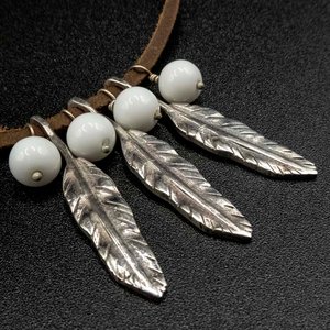 Collar de Plata 950 con Cuero y Cuentas Blancas - imagen 2
