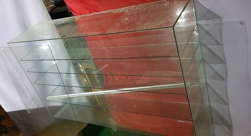 Vitrina de vidrio con puertas corredizas - imagen 2
