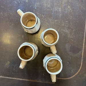 Juego de 4 Jarritas de Cerámica con Relieve y Borde Oscuro - imagen 9