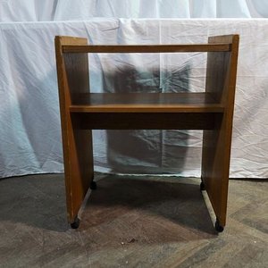 Lote siguiente: Rack de TV enchapado en madera con ruedas
