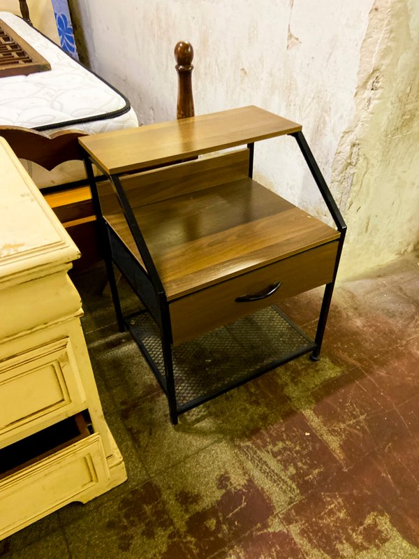 Mesita de noche o auxiliar de madera y metal