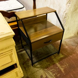 Lote siguiente: Mesita de noche o auxiliar de madera y metal